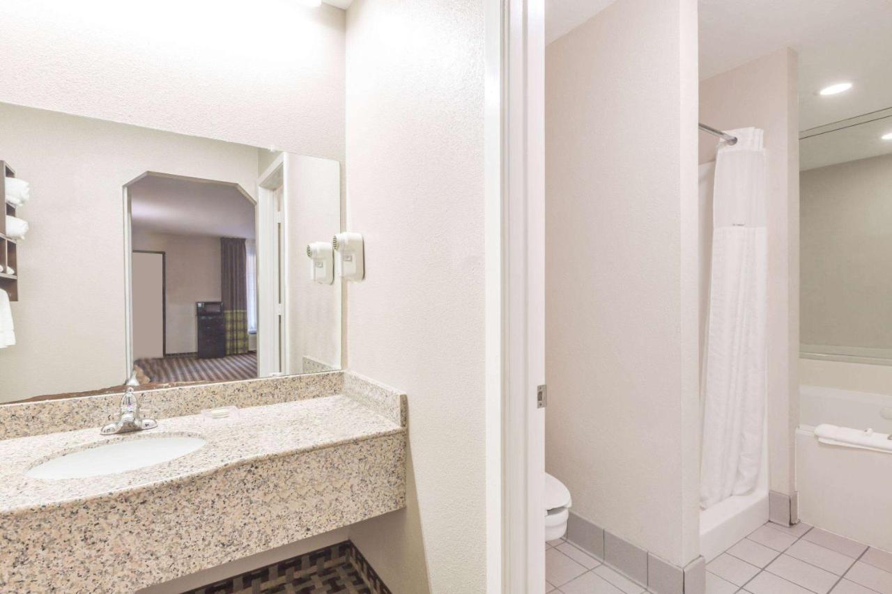 Super 8 By Wyndham Houston Webster Nasa Hotel Luaran gambar